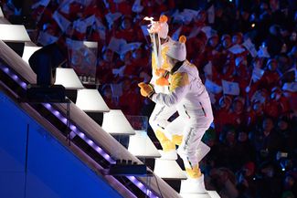 Олимпийский огонь зажгла фигуристка Ким Ю На. Она завоевала «золото» в 2010 году в Ванкувере