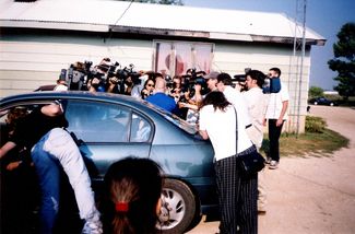 Стив Эйвери в окружении журналистов после выхода из тюрьмы