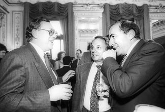 Глава холдинга «Медиа-Мост» Владимир Гусинский, председатель ВГТРК Олег Попцов и Борис Березовский, 1996 год