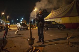 Артист цирка династии Довгалюк готовит чай для труппы на стоянке ТЦ «Мармелад». Волгоград, 3 октября 2020 года