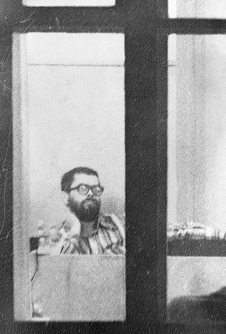 Валерий Абрамкин слушает приговор в Московском городском суде, 4 октября 1980 года. Видимо, именно в это окно Павловский бросал кирпич