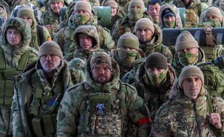 Добровольцы в аэропорту Грозного перед вылетом на позиции батальона «Ахмат». Все они прошли военную подготовку в Чечне