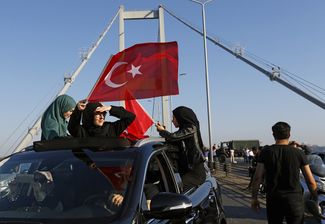 Сторонники Эрдогана на мосту через Босфор, Стамбул