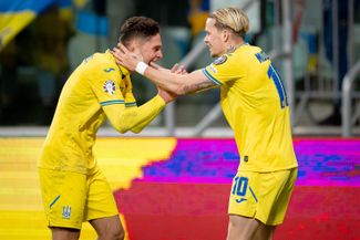 Сергей Судаков и Михаил Мудрик празднуют гол в ворота сборной Исландии