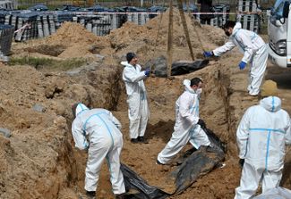 Эксгумация тел из братской могилы в Буче