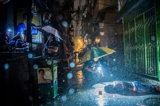 Категория «Новостная фотография», первое место в номинации «Фотоистория». Филиппинские полицейские на месте убийства 37-летнего Ромео Жоеля Торреса Фонтанильи, застреленного мотоциклистами в масках в ходе объявленной президентом кампании против наркотиков. С 1 июля 2016 года в стране были убиты более 3500 человек.
