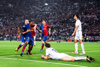 «Барселона» празднует гол в финале Лиги чемпионов с «МЮ». На газоне — Майкл Каррик, допустивший ошибку перед этим голом
