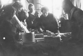 Иван Антонов (слева) за работой в «Уралгипромезе». На снимке также макет жилого комбината ОГПУ № 2 (Городок чекистов). 1928 год