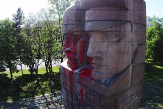 После неудачной попытки сноса памятник облили краской. 28 апреля 2016 года