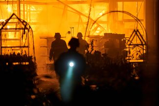 Пожарные работают на месте возгорания ТЦ «Эпицентр» в Херсоне