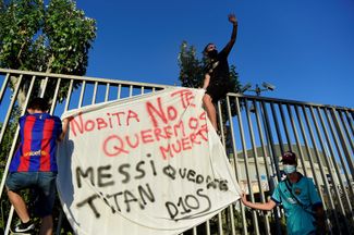 Фанаты «Барселоны» вешают на забор стадиона «Камп Ноу» плакат с требованием отставки президента клуба Хосепа Марии Бартомеу. Барселона, 26 августа 2020 года