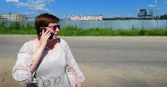 Ольга Романова на территории ивановской колонии накануне освобождения ее мужа Алексея Козлова. 3 июня 2013 года