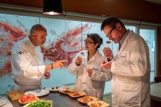 Шеф-повар Николас Мэр и эксперты по ароматам Лилиана Фаварон и Марк Рубин пробуют вегетарианские стейки в штаб-квартире швейцарской группы Firmenich, одного из ведущих мировых производителей ароматизаторов