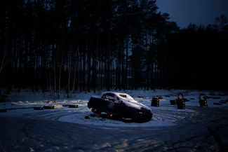 Автомобиль, поврежденный при российском обстреле 16 декабря 