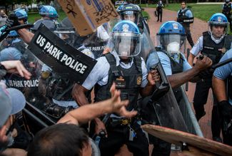 Стычка полиции с демонстрантами, пытавшимися снести статую бывшего президента США Эндрю Джексона на Лафайетт-сквер. Вашингтон, округ Колумбия, 22 июня 2020 года