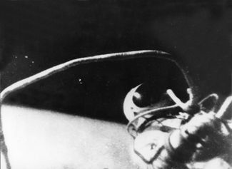 Алексей Леонов во время первого в истории человечества выхода в открытый космос. 18 марта 1965 года.