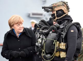Ангела Меркель во время визита на военно-морскую базу в городе Киль. 19 января 2016 года