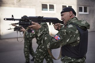 Боец «Русской православной армии» в Донецке. 5 июня 2014 года