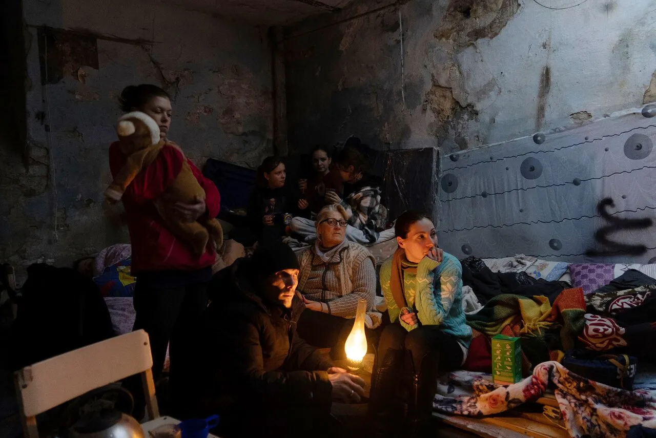 Мариуполь уже неделю находится в осаде. В городе нет воды, тепла и  электричества, люди живут в подвалах и бомбоубежищах. Фотографии — Meduza