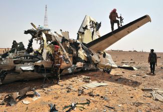 4 сентября 2011 года. Повстанцы на авиабазе Бир-Дурфан в Ливии после удара по ней авиации НАТО