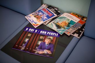 Столик с прессой в офисе Дагира Хасавова; внизу — журналы с его портретом на обложке