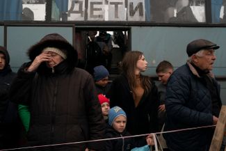 Жители Мариуполя, эвакуированные из осажденного российскими и пророссийскими войсками города, прибывают в центр приема беженцев в Запорожье