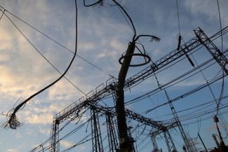 Покореженные столбы и порванные провода на линиях электропередач. Россия продолжает наносить удары по объектам критической инфраструктуры