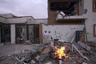 Человек рядом со своим разрушенным домом после освобождения Сирта, 24 октября 2011 года