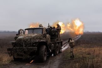Военнослужащие 228-го отдельного батальона 127-й отдельной бригады территориальной обороны ведут огонь из зенитно-артиллерийского комплекса С-60 в Запорожской области. Сейчас на этом направлении, в районе сел Работино и Вербовое, идут активные бои