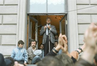 Мэр Ленинграда Анатолий Собчак на митинге в поддержку Бориса Ельцина, 19 августа 1991 года