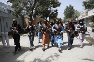 Патруль талибов в кабульском районе Вазир Акбар Хан. 18 августа 2021 года