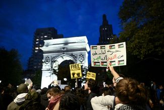 В Нью-Йорке демонстранты вышли на акцию с плакатом «Палестина от реки до моря».
