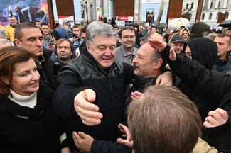 Демонстранты приветствуют бывшего президента Украины Петра Порошенко. Киев, 6 октября 2019 года