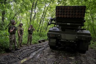 Украинские военные возле чешской реактивной системы залпового огня «Вампир»