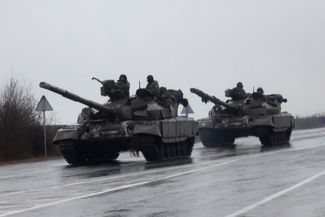 Украинская бронетехника входит в Мариуполь — город в Донецкой области под контролем украинских властей