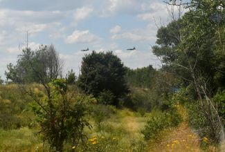 Российские военные самолеты пролетают над Северодонецком. За город на севере Донбасса шли ожесточенные бои. Украинские силы отступили в конце июня