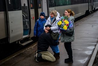 Встреча родственников на вокзале в Краматорске. Мужчина, сошедший с поезда, вернулся домой из Киева