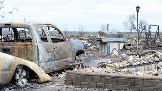 Сгоревший автомобиль в окрестностях форта Мак-Мюррей