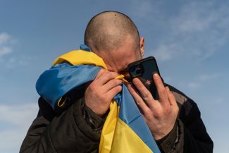 Освобожденный украинский военнопленный плачет во время звонка родственникам