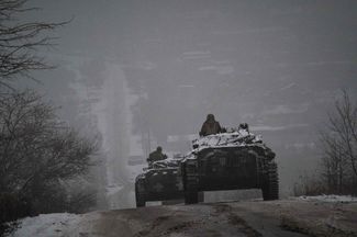 Украинская военная техника на дороге в районе Бахмута