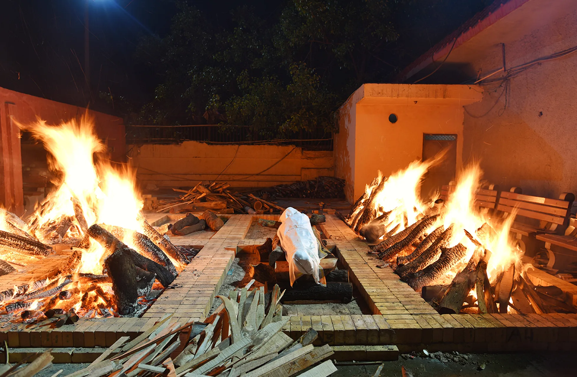 Сжигание в крематории. Погребальные костры в Индии.