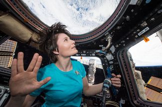 Итальянский астронавт Саманта Кристофоретти на борту МКС, 28 февраля 2015 года