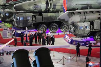 Сергей Шойгу и Ким Чен Ын на оружейной выставке в Пхеньяне. На фото — баллистические ракеты, которые Северной Корее запрещено иметь согласно резолюции Совбеза ООН. Эту резолюцию поддерживала Россия. 26 июля 2023 года