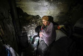 Жительница Богородичного Нина Гончар в бомбоубежище 