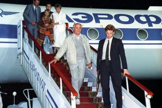 Михаил Горбачев возвращается в Москву с крымского курорта Форос, где во время августовского путча 1991 года его блокировали сторонники ГКЧП (Государственного комитета по чрезвычайному положению). 22 августа 1991 года