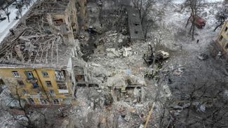 Вид на жилой дом, разрушенный российской ракетой