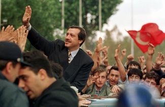 Мэр Стамбула Реджеп Эрдоган в окружении сторонников. 24 сентября 1998 года