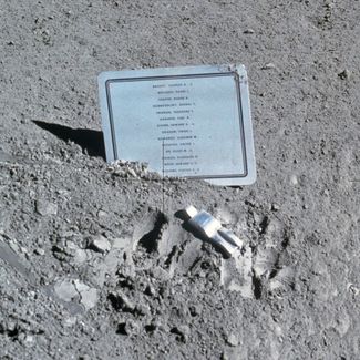 Табличка с именами погибших астронавтов и космонавтов на Луне