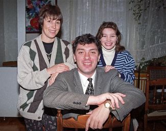 Борис Немцов с женой Раисой и дочерью Жанной. Нижний Новгород, 10 ноября 1996 года