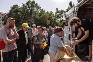 Жители Чернигова в очереди за продуктами, которые доставляют волонтеры